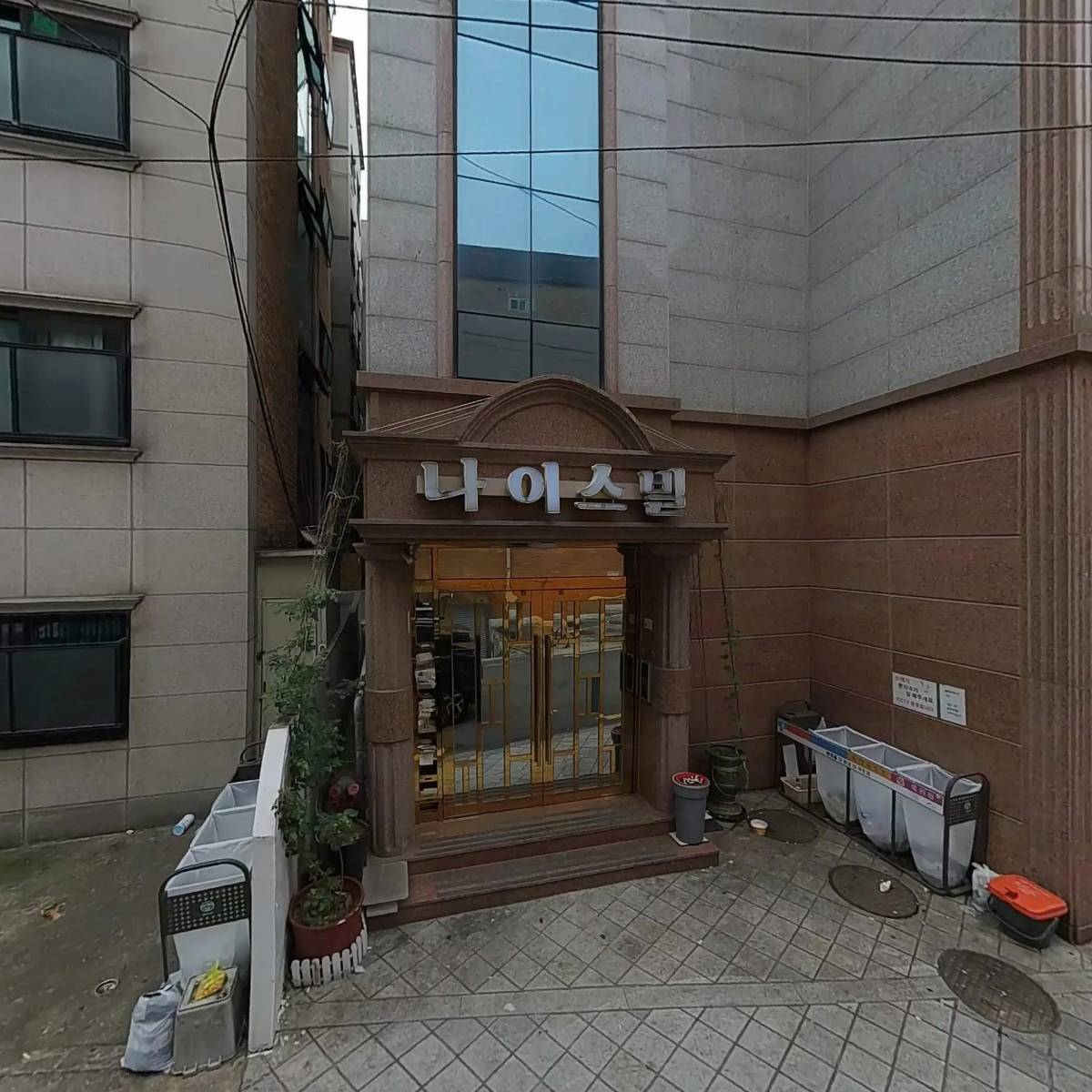 아인(Ayn)