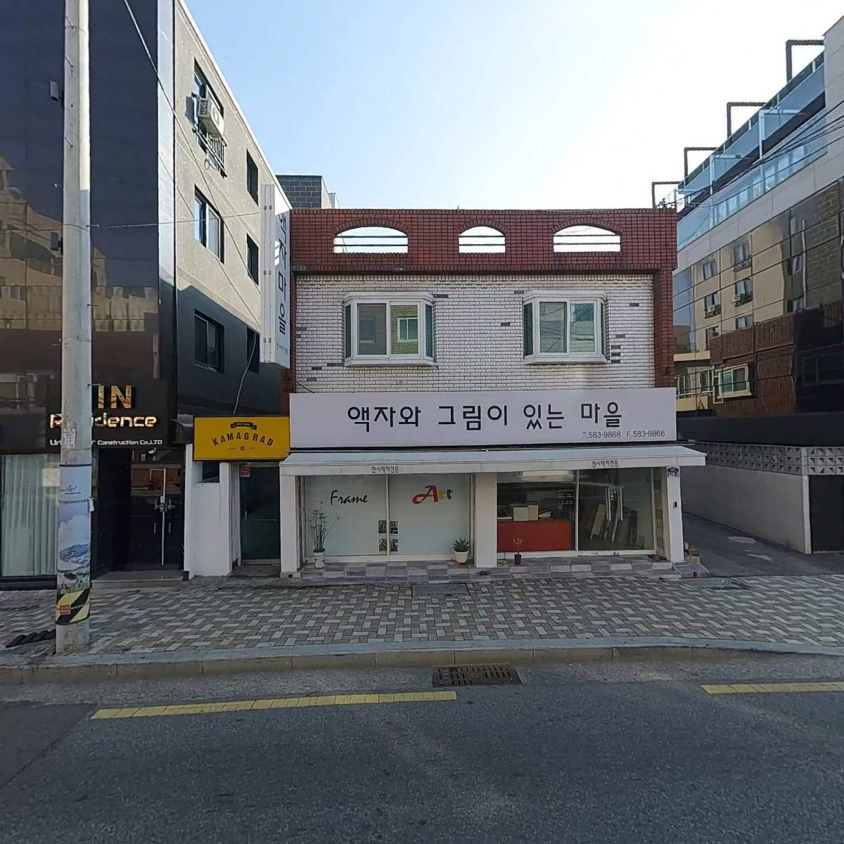 액자와그림있는마을_3